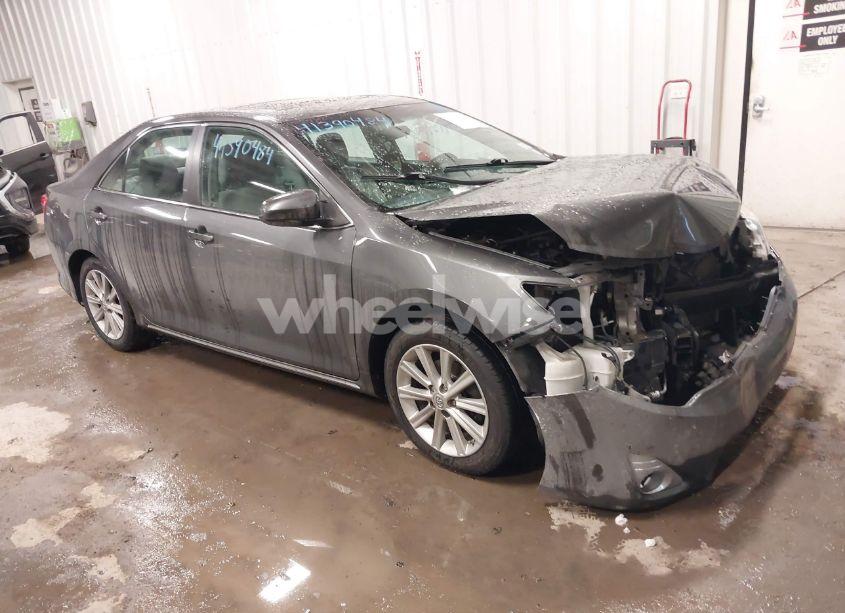 2014 Toyota Camry XLE (VIN 4T4BF1FK0ER404388) main photo
