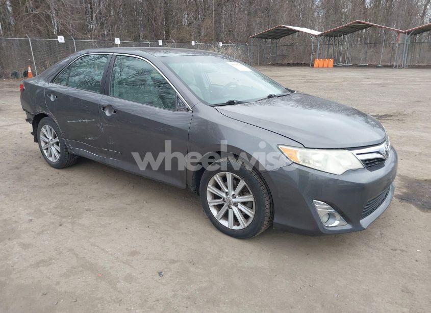 2014 Toyota Camry XLE (VIN 4T4BF1FK0ER405606) main photo