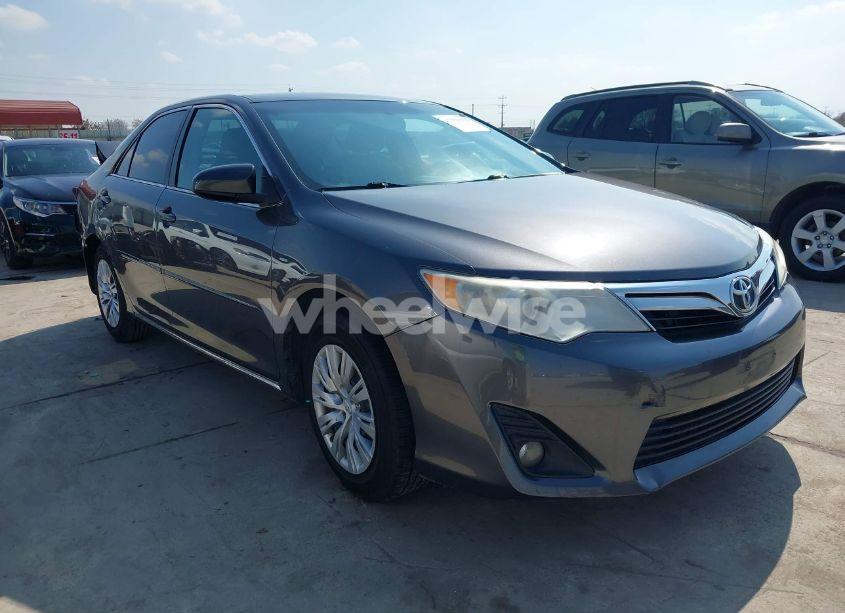 2014 Toyota Camry LE (VIN 4T4BF1FK0ER408764) main photo