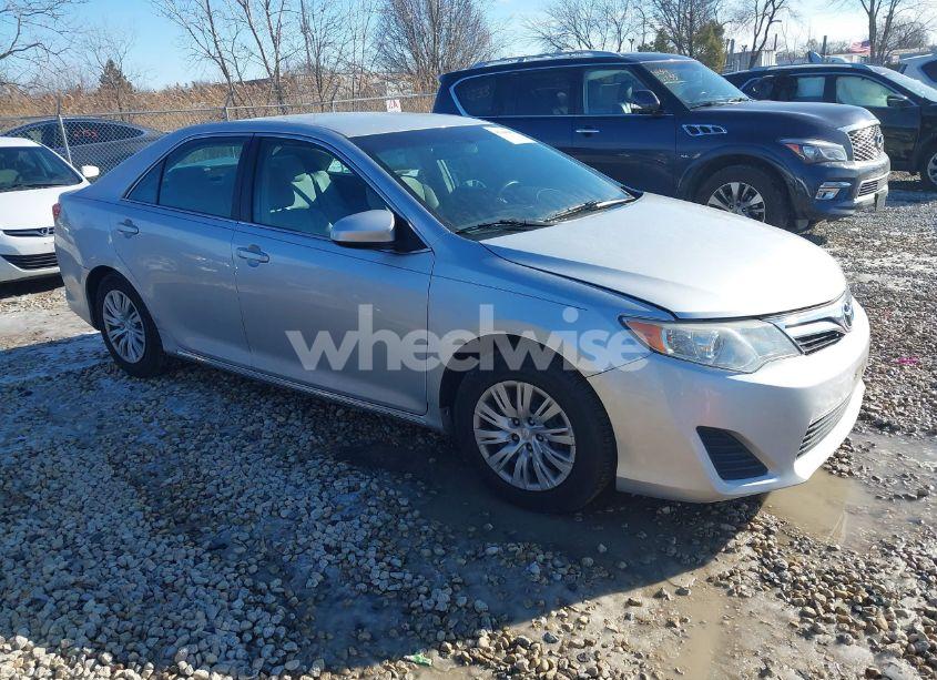 2014 Toyota Camry LE (VIN 4T4BF1FK0ER425144) main photo