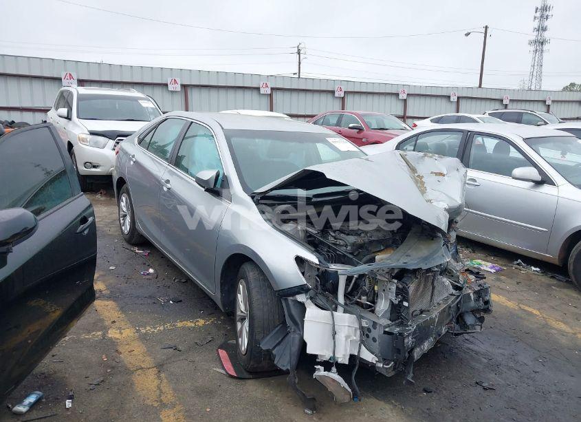 2015 Toyota Camry LE (VIN 4T4BF1FK0FR447002) main photo