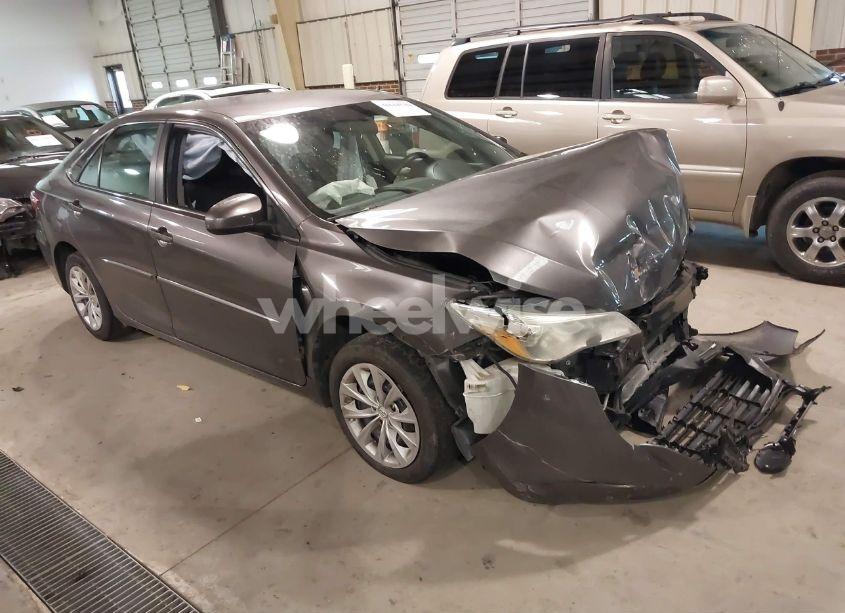 2015 Toyota Camry LE (VIN 4T4BF1FK0FR484230) main photo