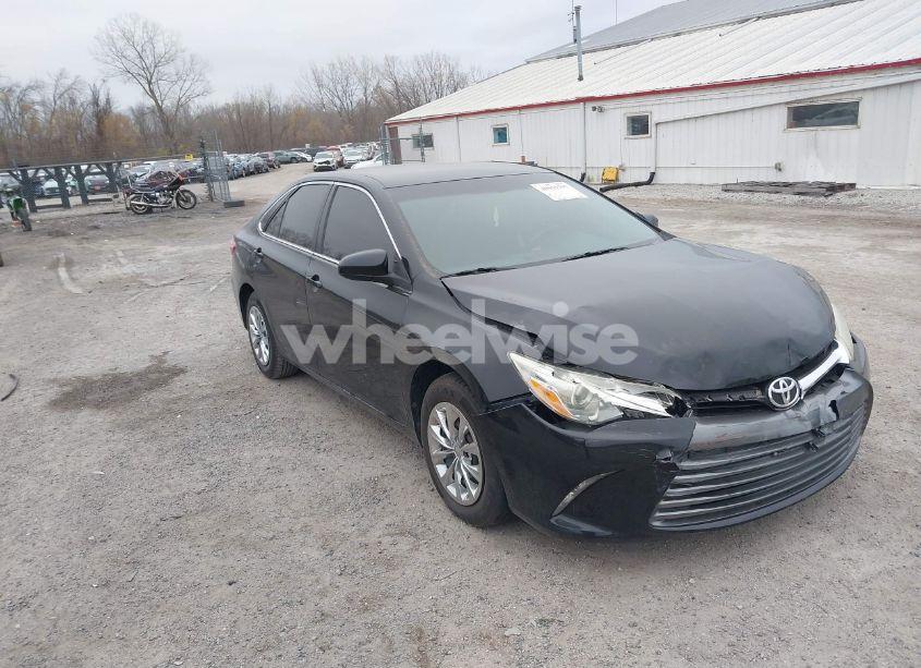 2015 Toyota Camry LE (VIN 4T4BF1FK0FR500555) main photo