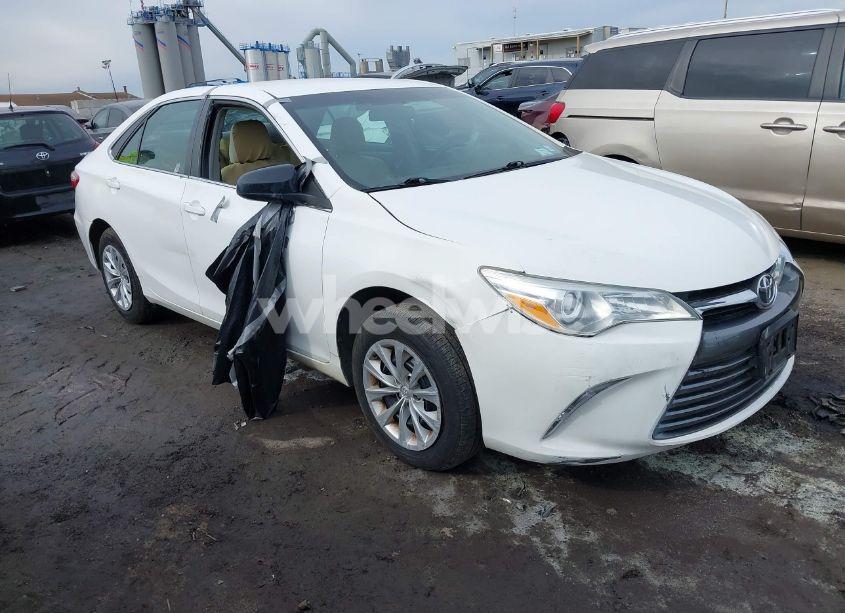 2015 Toyota Camry LE (VIN 4T4BF1FK0FR505805) main photo