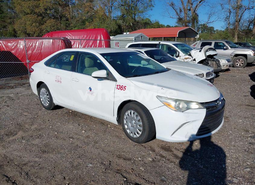 2015 Toyota Camry LE (VIN 4T4BF1FK0FR506257) main photo