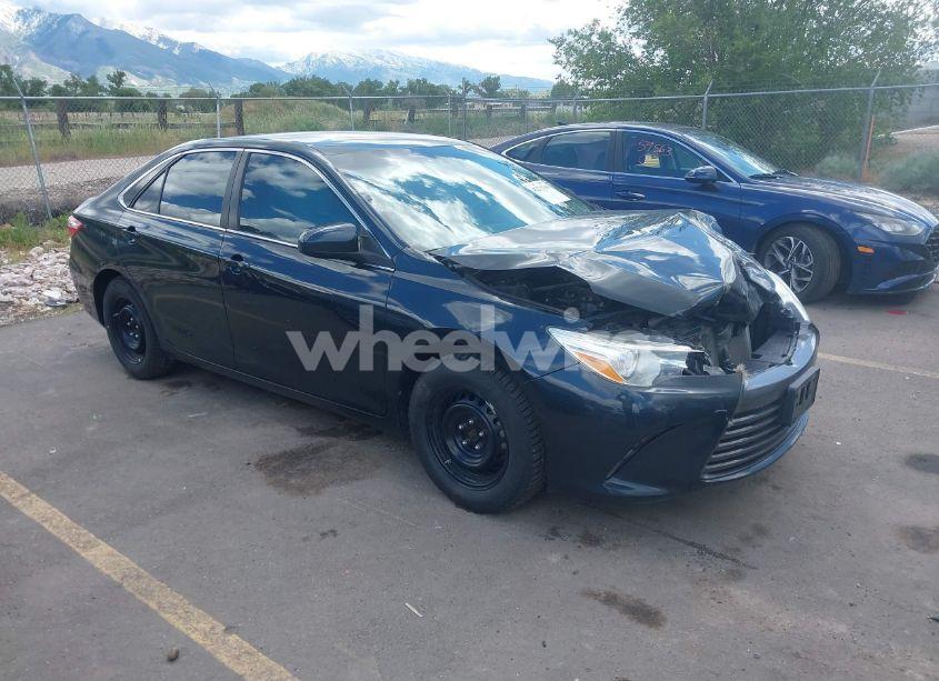 2015 Toyota Camry LE (VIN 4T4BF1FK0FR507537) main photo