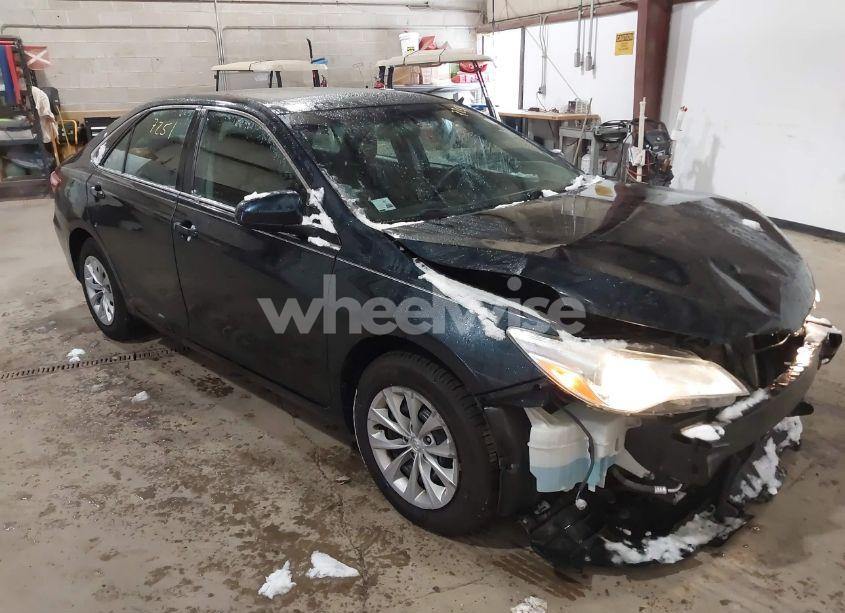 2015 Toyota Camry LE (VIN 4T4BF1FK0FR508185) main photo
