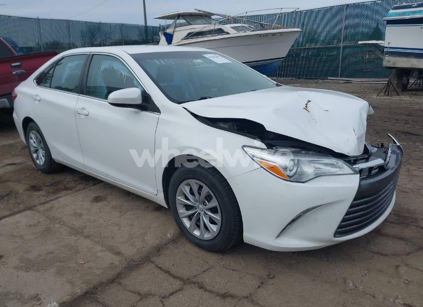 2015 Toyota Camry LE (VIN 4T4BF1FK0FR514116) main photo
