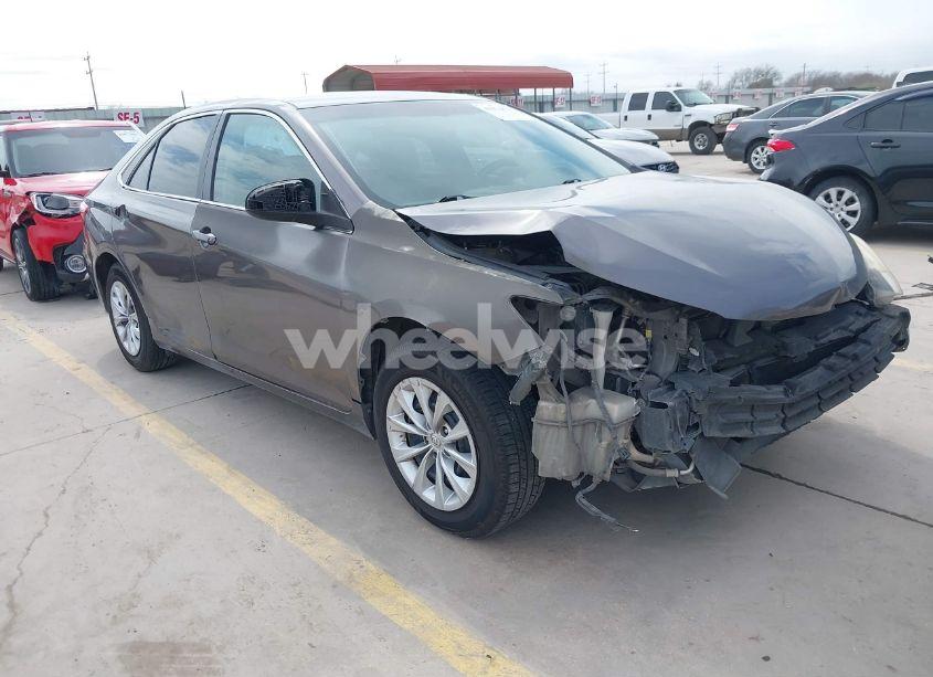 2016 Toyota Camry LE (VIN 4T4BF1FK0GR535663) main photo