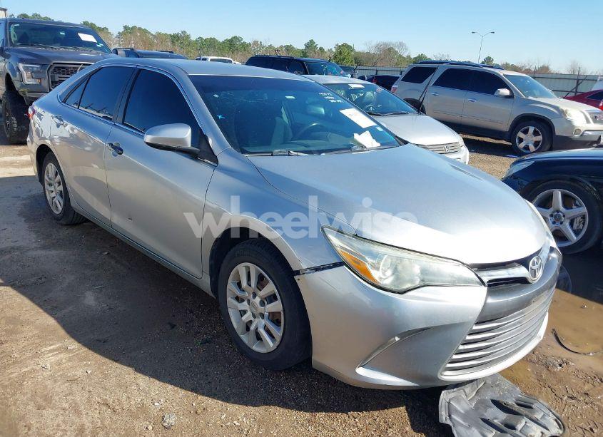 2016 Toyota Camry LE (VIN 4T4BF1FK0GR552740) main photo