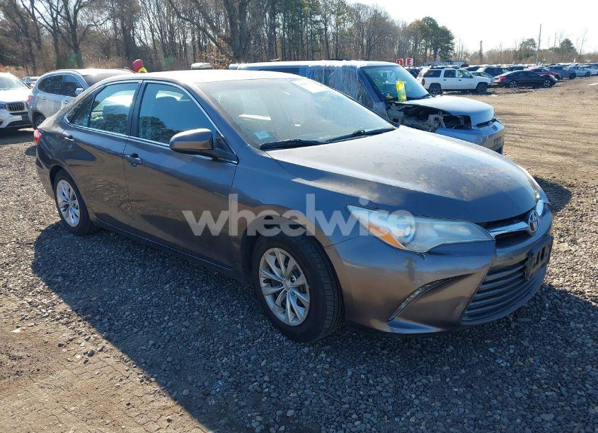 2016 Toyota Camry LE (VIN 4T4BF1FK0GR572812) main photo