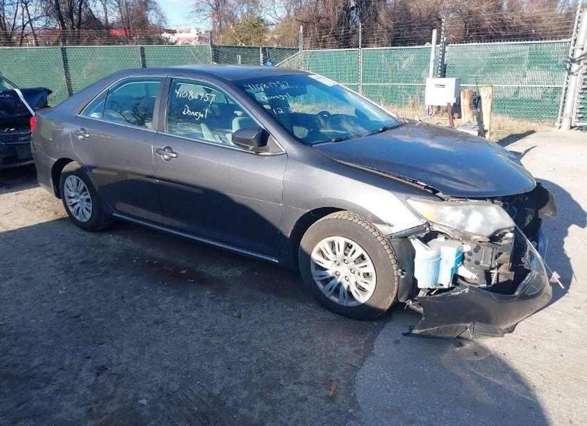 2013 Toyota Camry LE (VIN 4T4BF1FK1DR300135) main photo