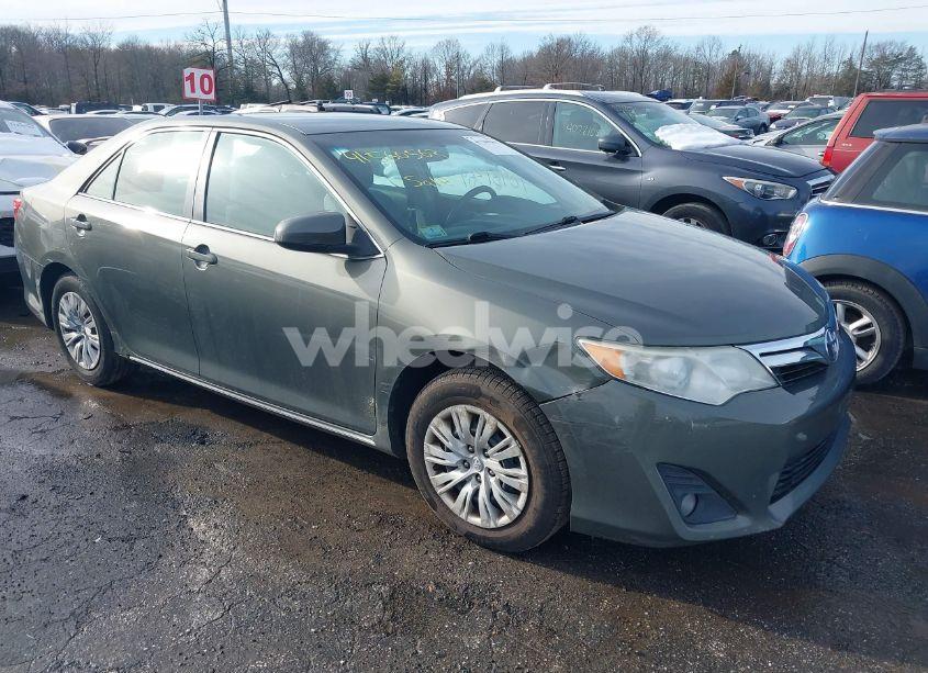 2014 Toyota Camry LE (VIN 4T4BF1FK1ER365441) main photo