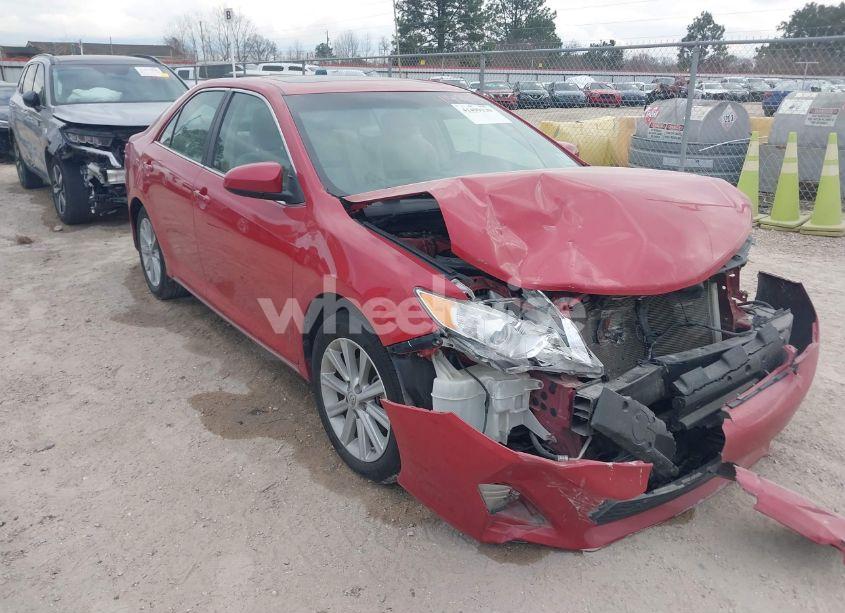 2014 Toyota Camry XLE (VIN 4T4BF1FK1ER375189) main photo