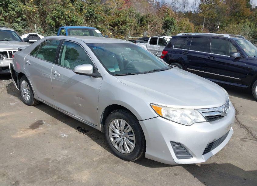 2014 Toyota Camry LE (VIN 4T4BF1FK1ER385723) main photo