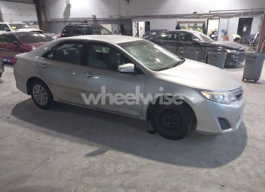 2014 Toyota Camry LE (VIN 4T4BF1FK1ER387410) main photo