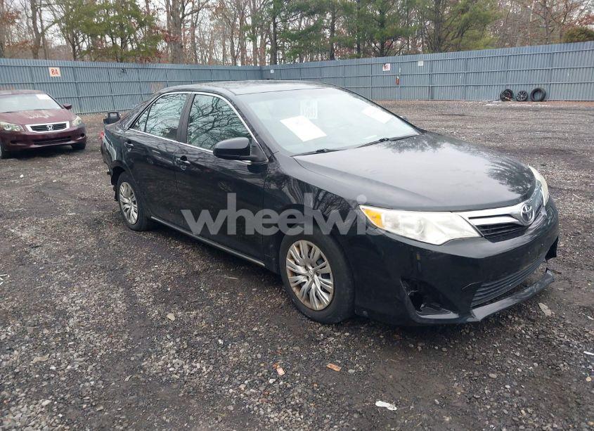 2014 Toyota Camry LE (VIN 4T4BF1FK1ER389268) main photo