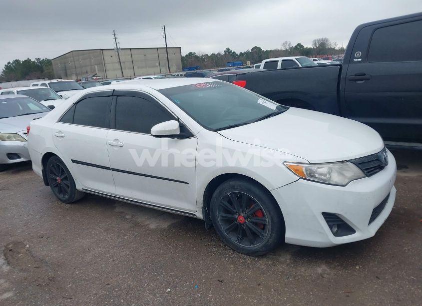 2014 Toyota Camry LE (VIN 4T4BF1FK1ER412600) main photo
