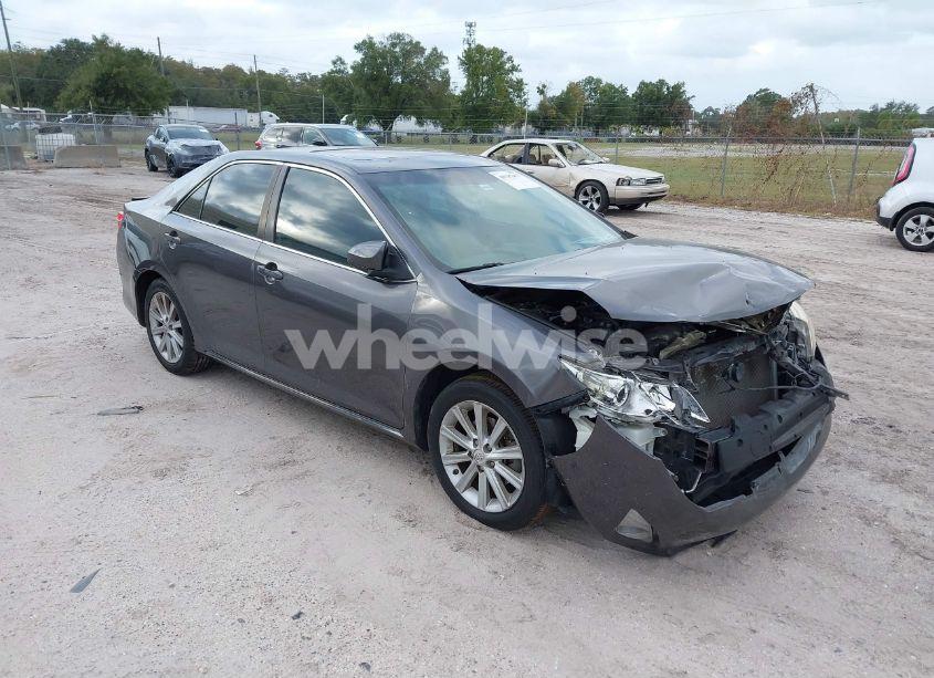 2014 Toyota Camry XLE (VIN 4T4BF1FK1ER413097) main photo