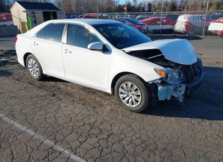 2014 Toyota Camry LE (VIN 4T4BF1FK1ER418087) main photo
