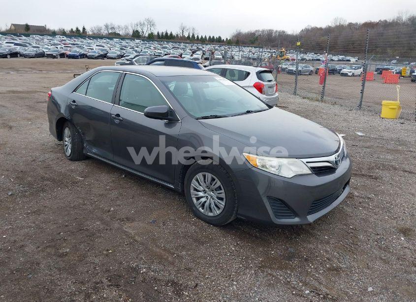 2014 Toyota Camry LE (VIN 4T4BF1FK1ER423788) main photo
