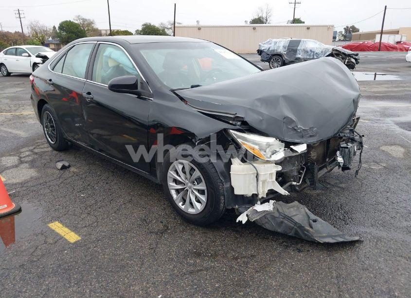 2015 Toyota Camry LE (VIN 4T4BF1FK1FR455948) main photo