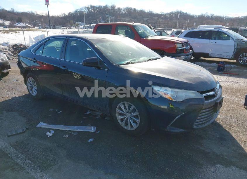2015 Toyota Camry LE (VIN 4T4BF1FK1FR484527) main photo