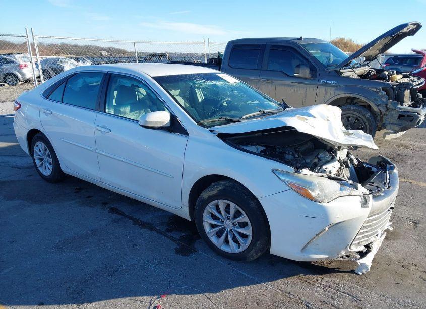 2015 Toyota Camry LE (VIN 4T4BF1FK1FR491719) main photo