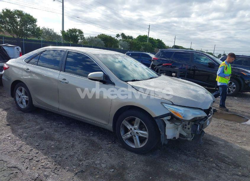 2016 Toyota Camry LE (VIN 4T4BF1FK1GR530682) main photo