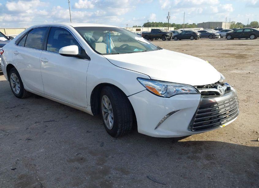 2016 Toyota Camry LE (VIN 4T4BF1FK1GR562192) main photo