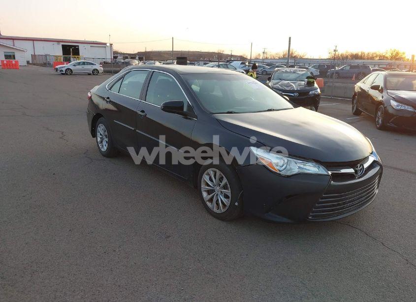 2016 Toyota Camry LE (VIN 4T4BF1FK1GR564749) main photo