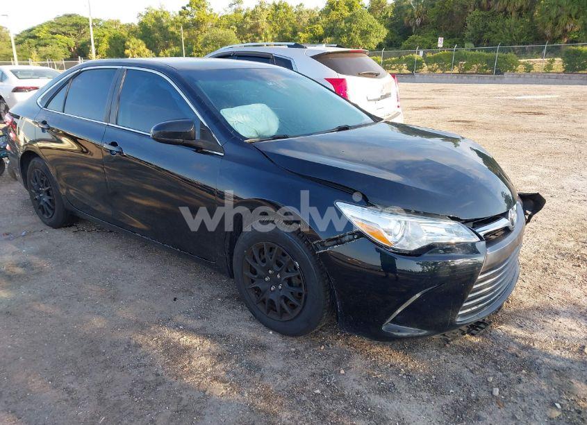 2016 Toyota Camry LE (VIN 4T4BF1FK1GR574732) main photo