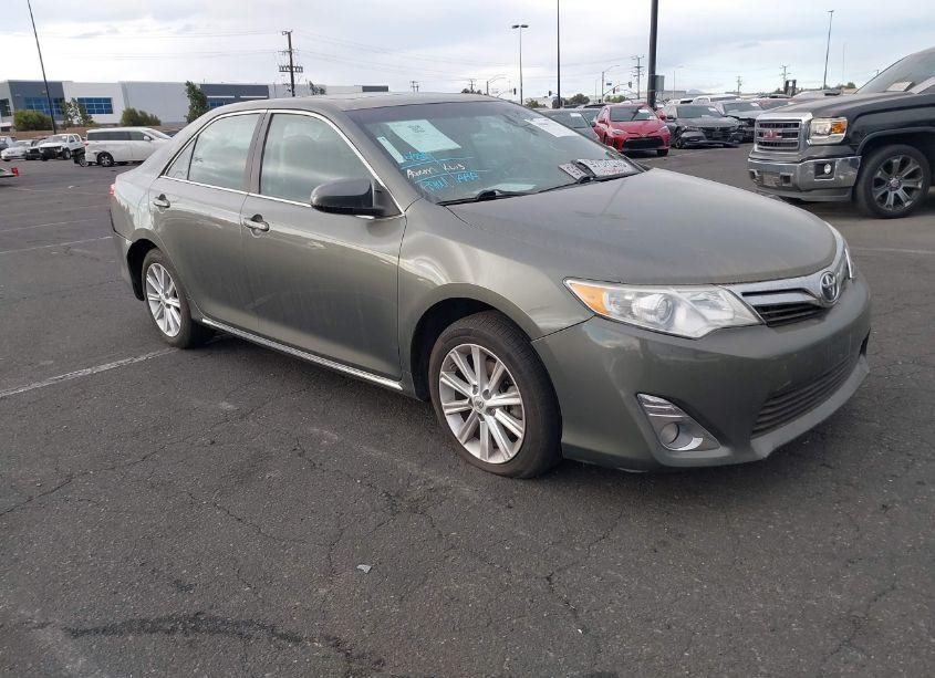 2013 Toyota Camry XLE (VIN 4T4BF1FK2DR295494) main photo
