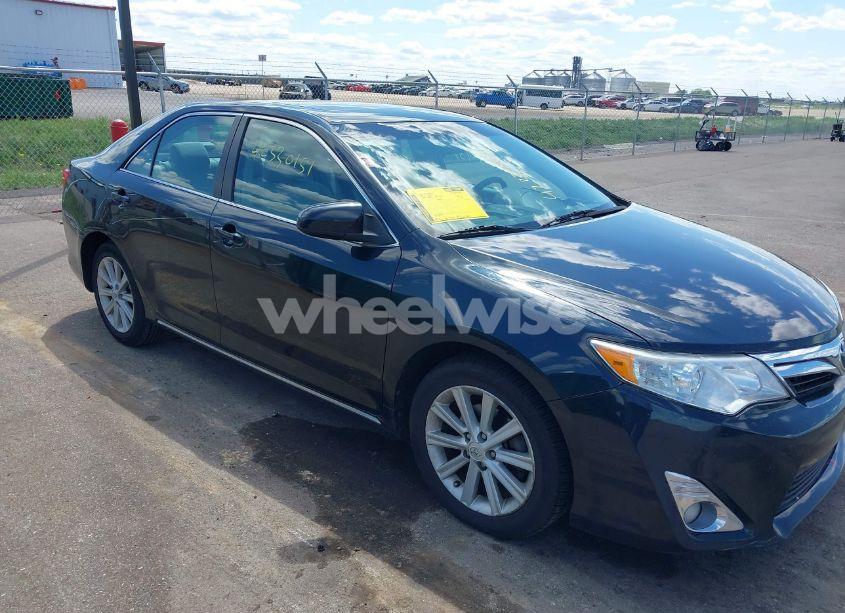 2014 Toyota Camry XLE (VIN 4T4BF1FK2ER351452) main photo