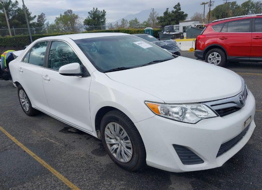2014 Toyota Camry LE (VIN 4T4BF1FK2ER360295) main photo