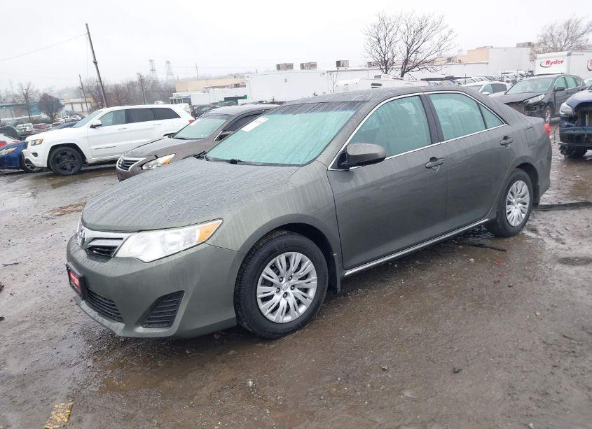 Photo 2 of 2014 Toyota Camry L/LE/SE/SE SPORT/XLE (VIN 4T4BF1FK2ER368302)
