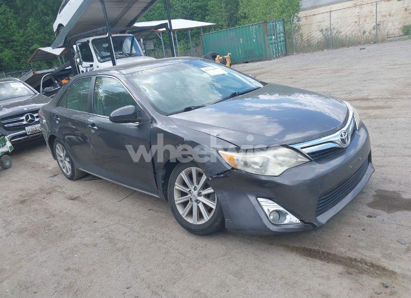 2014 Toyota Camry XLE (VIN 4T4BF1FK2ER396729) main photo