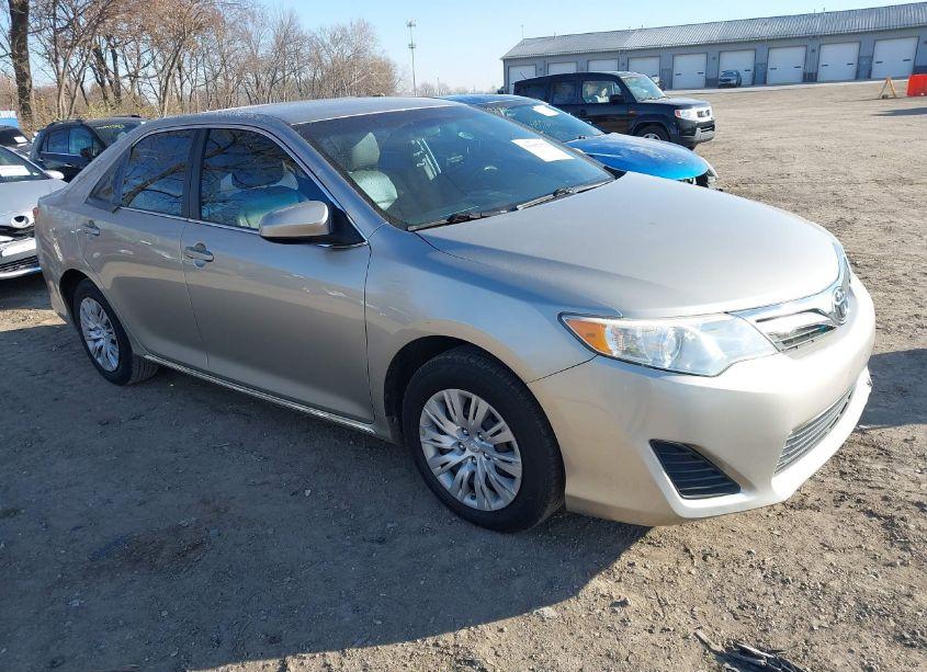 2014 Toyota Camry LE (VIN 4T4BF1FK2ER416381) main photo