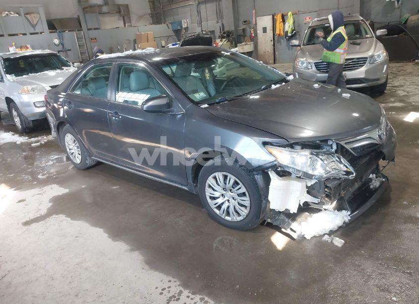 2014 Toyota Camry LE (VIN 4T4BF1FK2ER432760) main photo