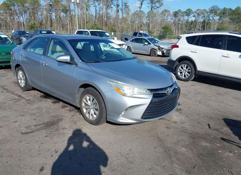 2015 Toyota Camry LE (VIN 4T4BF1FK2FR447180) main photo