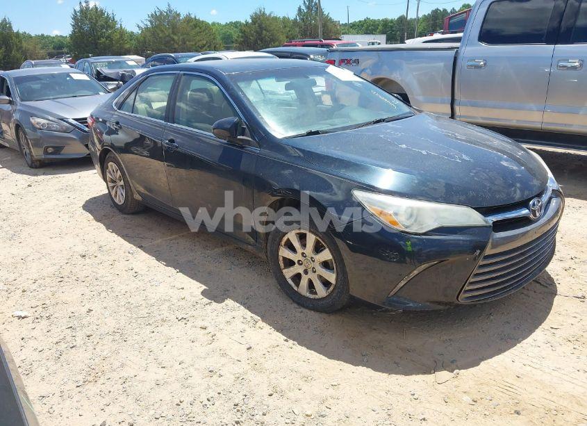 2015 Toyota Camry LE (VIN 4T4BF1FK2FR457823) main photo