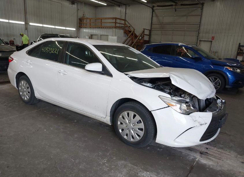 2015 Toyota Camry LE (VIN 4T4BF1FK2FR461788) main photo