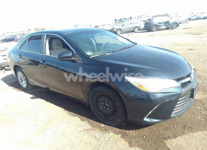 2015 Toyota Camry LE (VIN 4T4BF1FK2FR479479) main photo