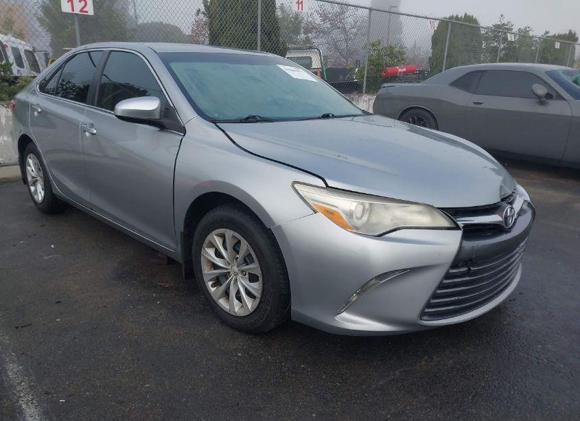 2015 Toyota Camry LE (VIN 4T4BF1FK2FR486299) main photo