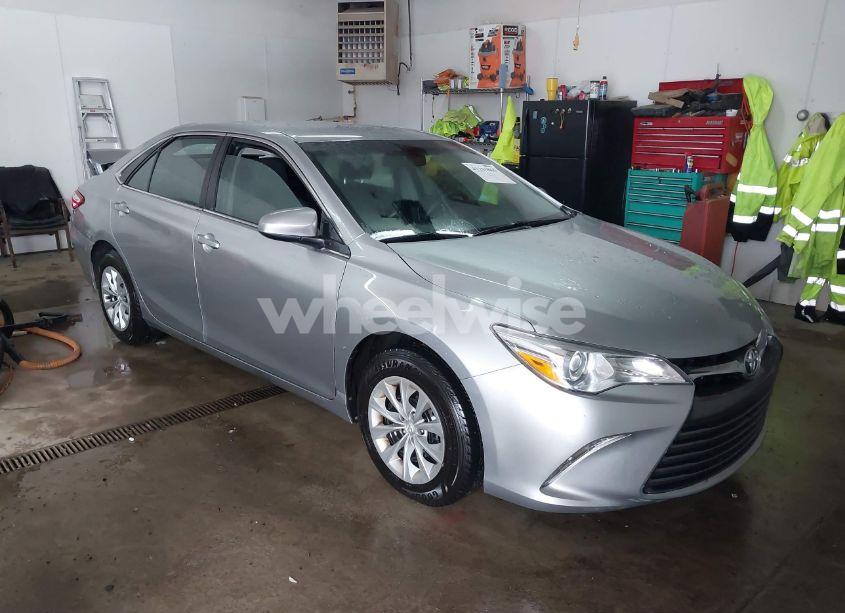 2015 Toyota Camry LE (VIN 4T4BF1FK2FR511962) main photo