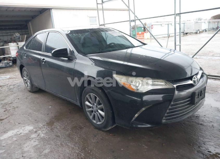 2015 Toyota Camry LE (VIN 4T4BF1FK2FR513551) main photo