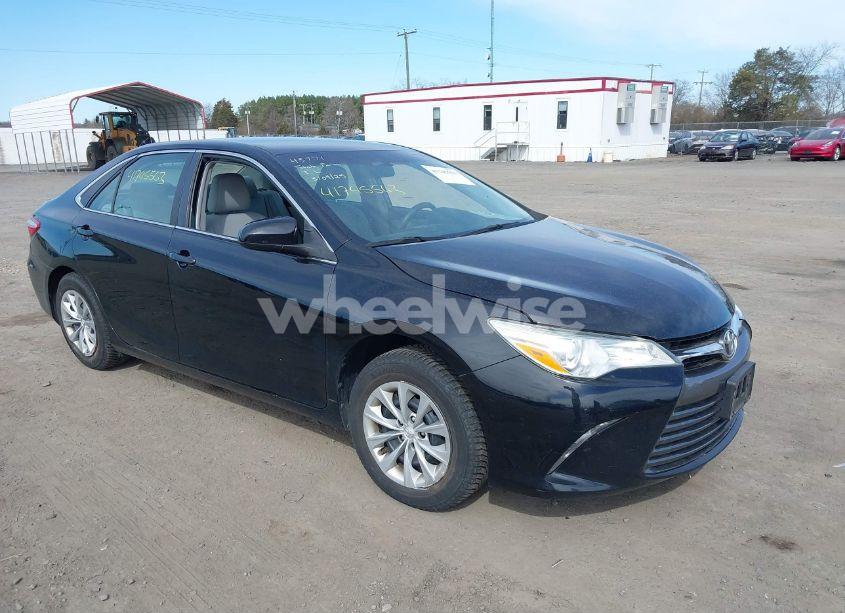2016 Toyota Camry LE (VIN 4T4BF1FK2GR522770) main photo