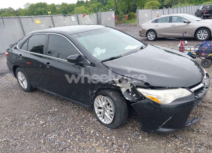 2016 Toyota Camry LE (VIN 4T4BF1FK2GR547930) main photo