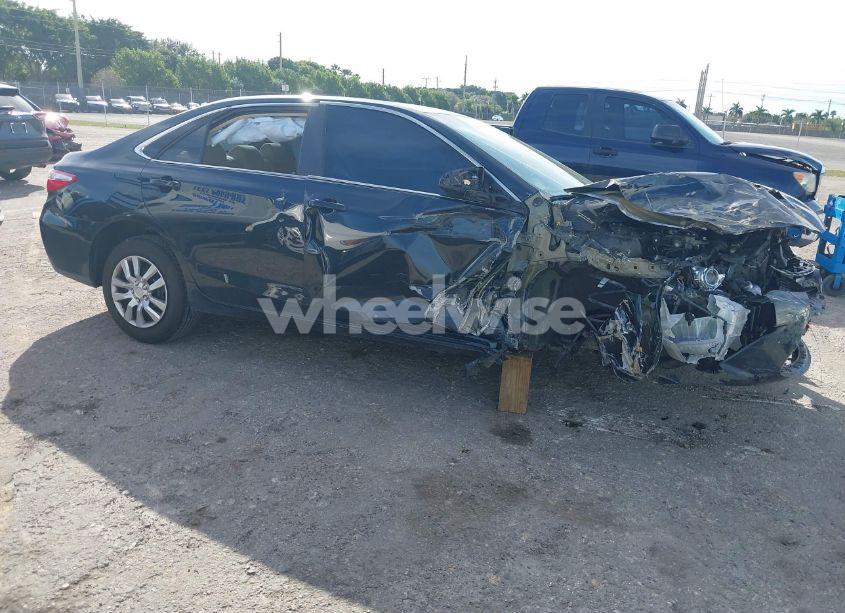 2016 Toyota Camry LE (VIN 4T4BF1FK2GR552724) main photo