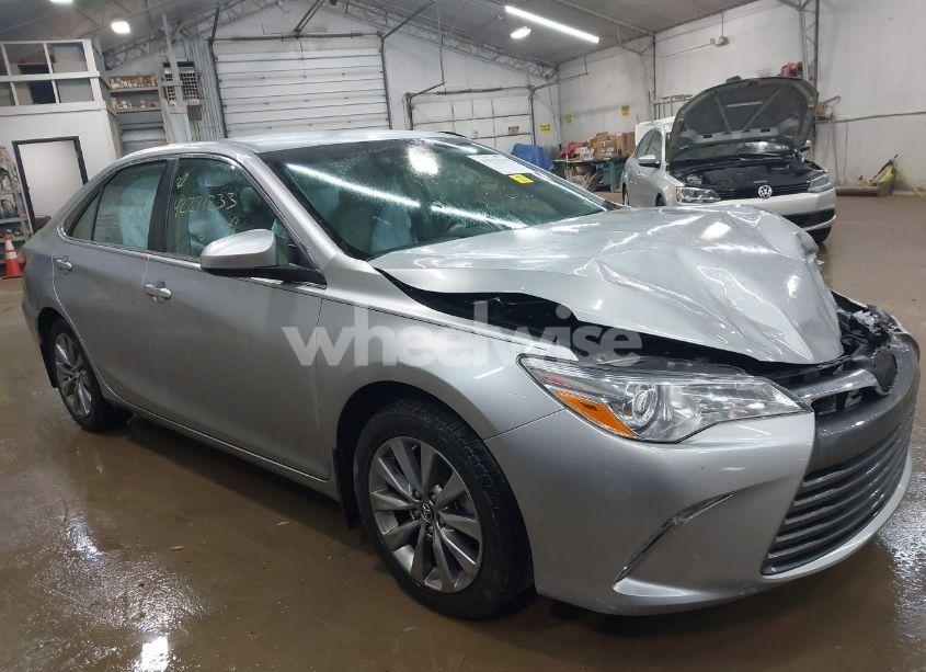 2016 Toyota Camry XLE (VIN 4T4BF1FK2GR570561) main photo